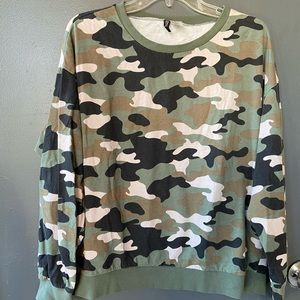H&M divided camo print sweater size XL